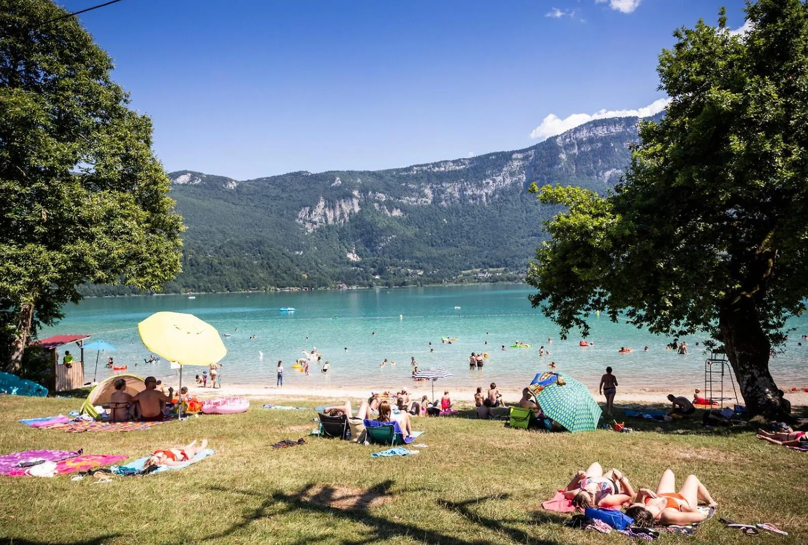 Camping Huttopia Lac d'Aiguebelette Saint-Alban-de-Montbel
